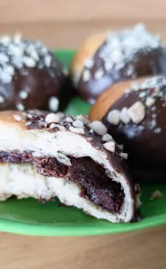 Koláč s nutelou polévaný čokoládou s vlaškými ořechy 6ks