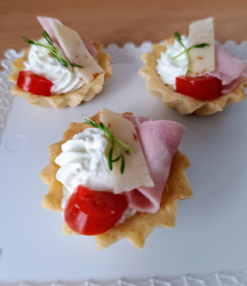 Slaný košíček s pěnou z mascarpone,šunkou a sýrem - 30ks