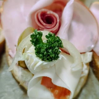 Chlebíček s debrecínkou